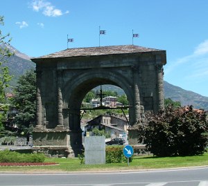 Aosta, l'Arco d'Augusto si illumina per i 20 anni di Alice