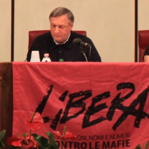 Don Ciotti dopo le minacce: "lotta alla mafia è atto di fedeltà al Vangelo"