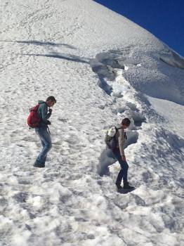 In jeans e scarpe da trekking su ghiacciaio Monte Bianco: guida alpina posta la foto su Facebook