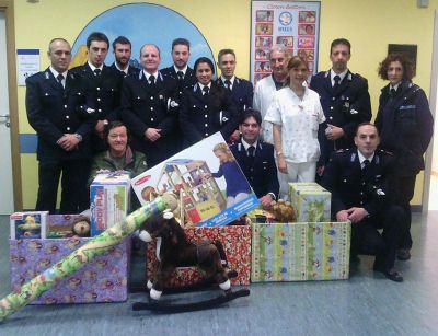 Aosta, la polizia penitenziaria all'ospedale Beauregard per regalare giochi