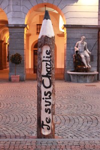 Aosta, una mozione per rimuovere il matitone "Je Suis Charlie" dopo la vignetta sul terremoto
