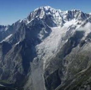 Dal ghiacciaio della Brenva riemergono i resti di un alpinista