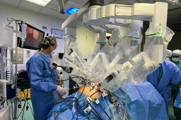 All'ospedale Parini eseguito un intervento di chirurgia robotica su paziente con due tumori