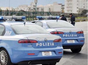 Nasconde due coltelli in auto, 43enne denunciato dalla polizia di Aosta