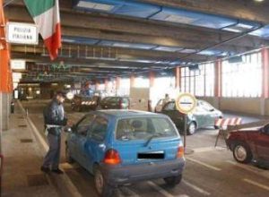 Tenta di rientrare in Italia nonostante il divieto, denunciato al Traforo del Gran San Bernardo