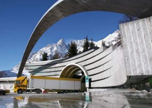 Maltempo, Traforo del Monte Bianco chiuso per 5 ore per i mezzi pesanti