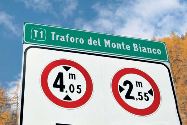 Problema tecnico al Traforo Monte Bianco: traffico pesante deviato al Frejus