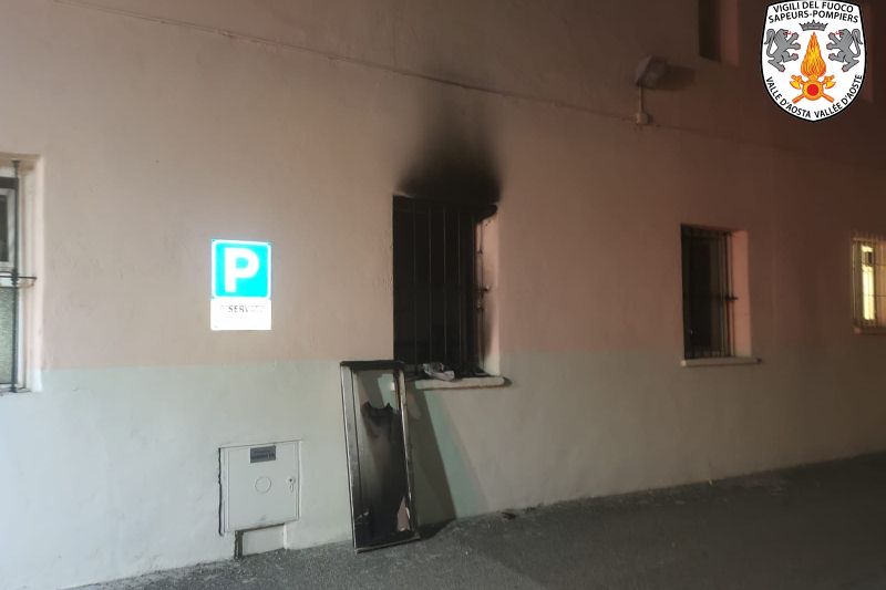 Incendio nello studentato di via Piccolo San Bernardo