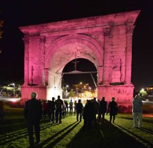 L'Arco d'Augusto si è tinto di rosa per la campagna della Lilt