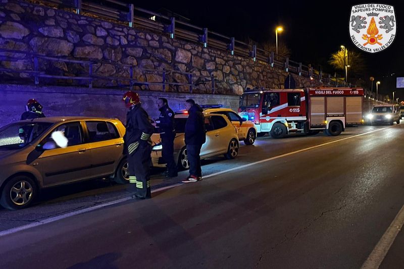 Incidente stradale in via Roma, diverse auto coinvolte