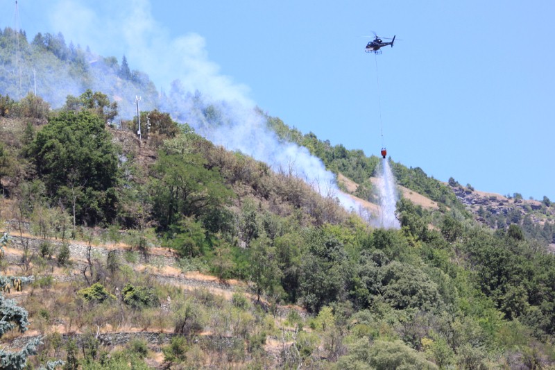 Sarre, elicottero di nuovo al lavoro per spegnere l'incendio in collina