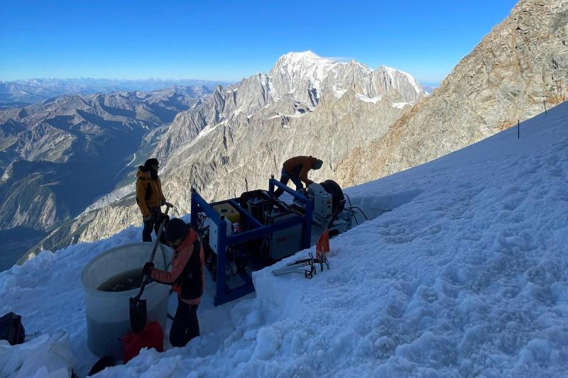 Perforazioni in quota sul seracco Whymper