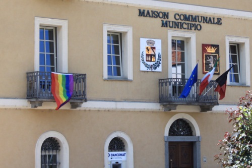 Bandiera Arcobaleno sui Municipi