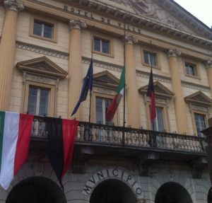 Strage Tunisi, bandiere a mezz'asta nel giorno dei funerali