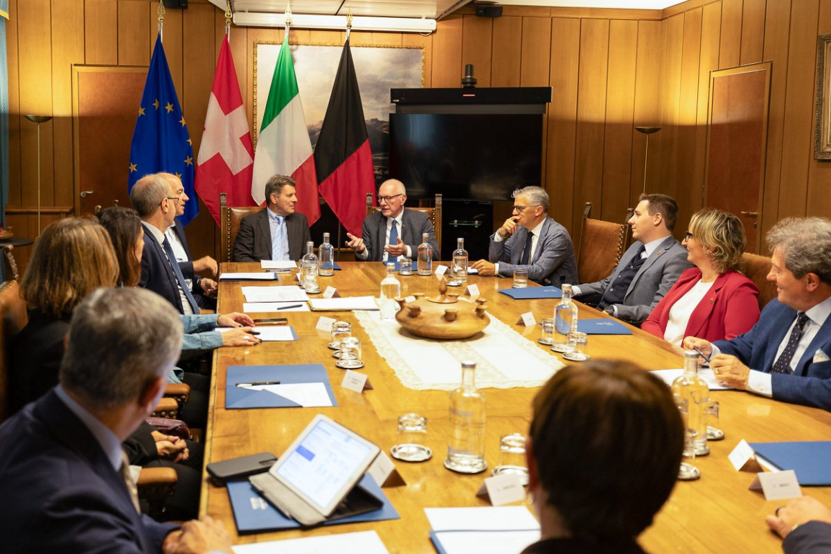 L’Ambassadeur de Suisse Balzaretti reçu par le Gouvernement régional
