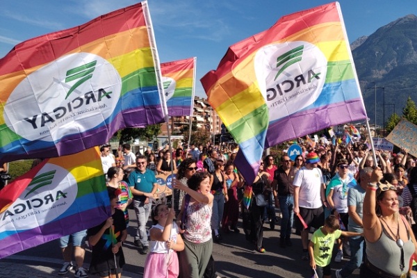 Bandiera Pride come svastica: polemica sul segretario del vescovo di Aosta