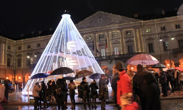 Aosta, inaugurato il Marché Vert Noël e l'albero di Natale