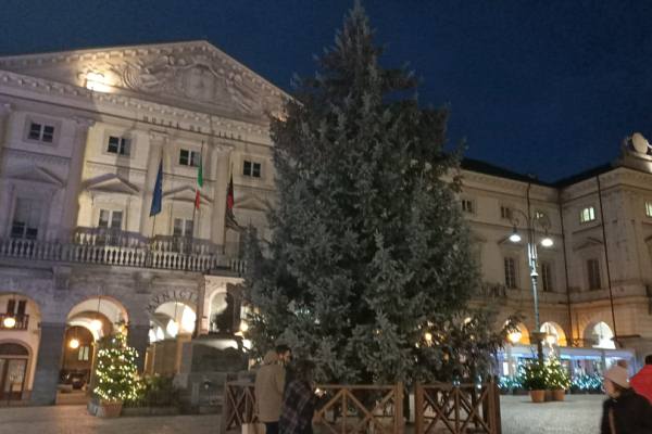 Il 6 dicembre Aosta accende l'albero di Natale di piazza Chanoux