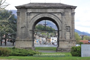 L'Arco d'Augusto si illumina di verde per la giornata contro l'ictus