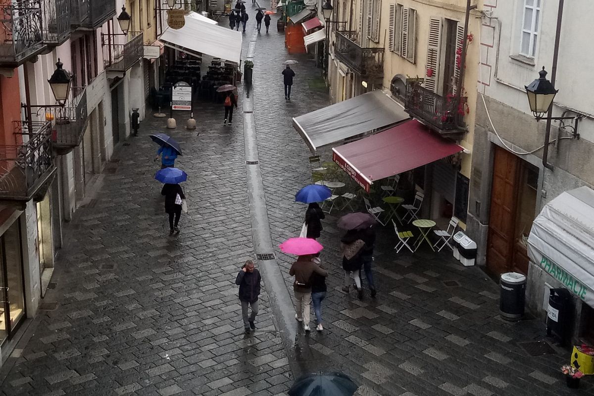 Aosta, ordinanza vieta il consumo di alcolici all'aperto di notte