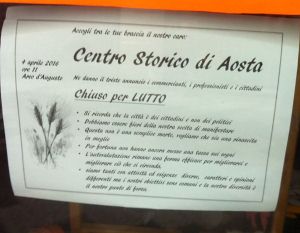 Aosta, i commercianti celebrano il "funerale" del centro storico