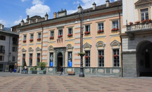 Aosta, vuole parlare con il sindaco: blocca l'ingresso del municipio