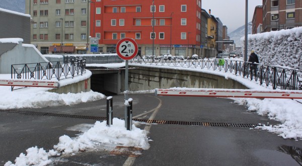 Aosta, automobilisti "intrappolati" nel parcheggio sotterraneo a causa della neve