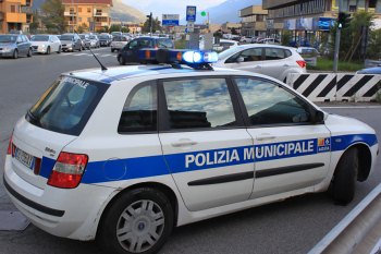 Guida per Aosta urtando pali e veicoli: 38enne denunciato