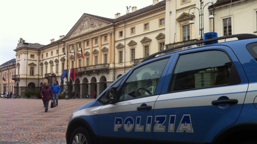 Il Consiglio comunale di Aosta ridiscute il bando anziani. Forze dell'ordine in piazza Chanoux