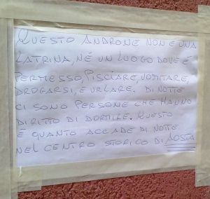 Aosta, residenti esasperati in via Trottechien: "questa non è una latrina"