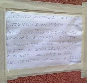 Aosta, residenti esasperati in via Trottechien: "questa non è una latrina"