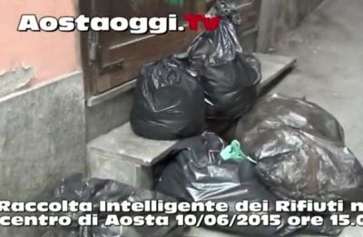 Aosta, sacchi di rifiuti abbandonati nel centro storico