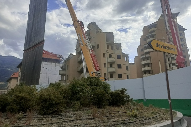 Procede celermente l'abbattimento del primo grattacielo