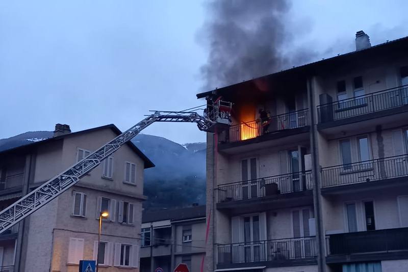 Incendio in un appartamento di corso Battaglione Aosta