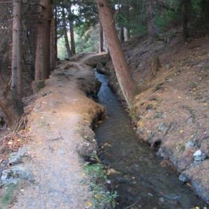 Ciclista cade in un canale sulla collina di Aosta: è grave