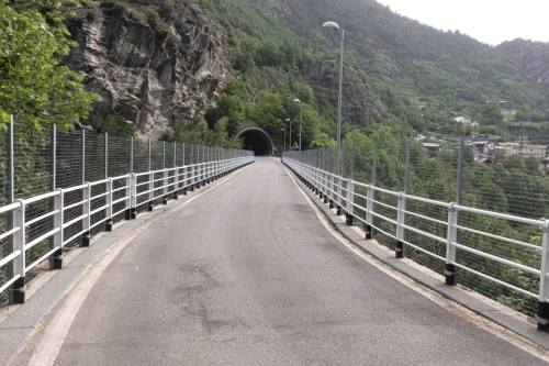 Installate le barriere anti-suicidio sul ponte di Avise