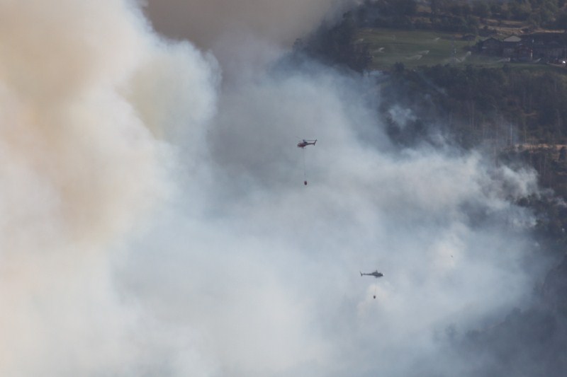 Elicotteri in azione durante l'incendio a Aymavilles