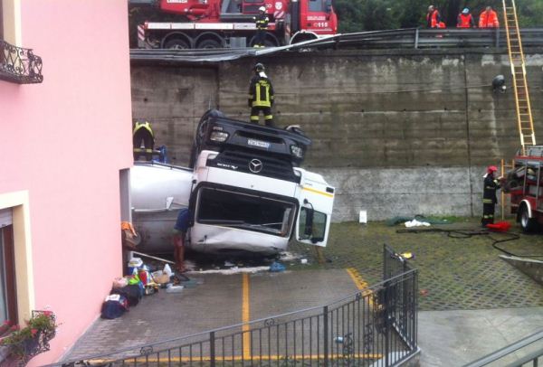 Aosta, autocisterna precipita dalla Statale e sfiora un condominio