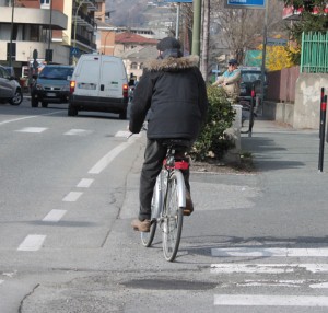 Ciclista investito da un'auto a Donnas