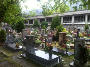 Atti vandalici al cimitero di Porossan, possibili collegamenti con episodi analoghi passati