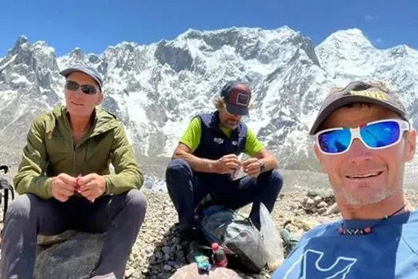 Marco Camandona al campo base con Adele Blanc e Dante Luboz