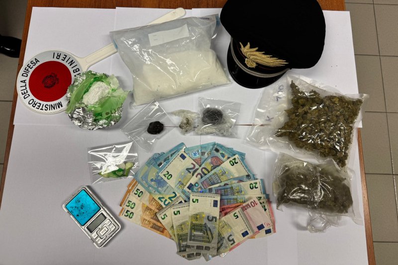 Arrestato 35enne ad Aosta: aveva metadone, eroina e cocaina
