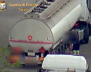 Rubavano carburante per rivenderlo sul mercato nero: perquisizioni anche in Valle d'Aosta