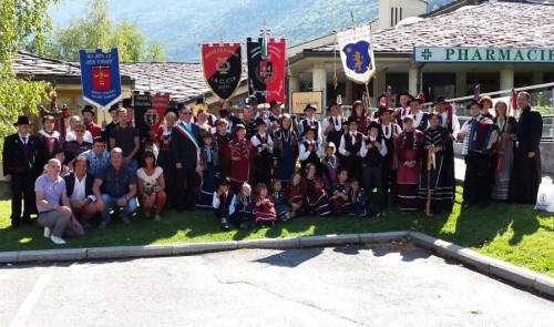 Charvensod, La Gaie Famille festeggia i 50 anni con l'intitolazione della piazzetta del Pont Suaz