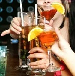 Superalcolici a minorenni, barista denunciato dalla polizia di Aosta