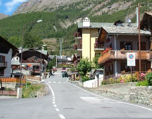 Cogne, pensionato muore cadendo da una scala