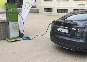 Saint-Vincent, inaugurazione e test drive delle colonnine di ricarica per auto elettriche
