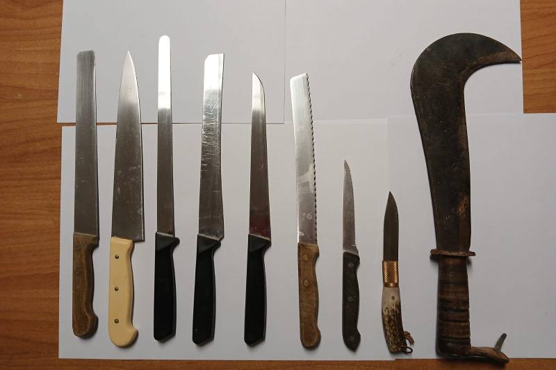 I coltelli e la roncola sequestrati