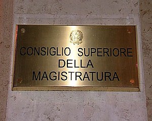 Il Csm sospende Longarini da funzione e stipendio