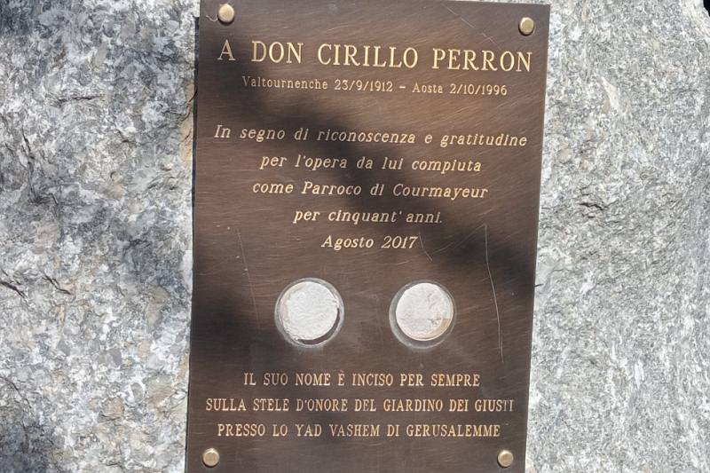 La targa danneggiata alla memoria di don Perron